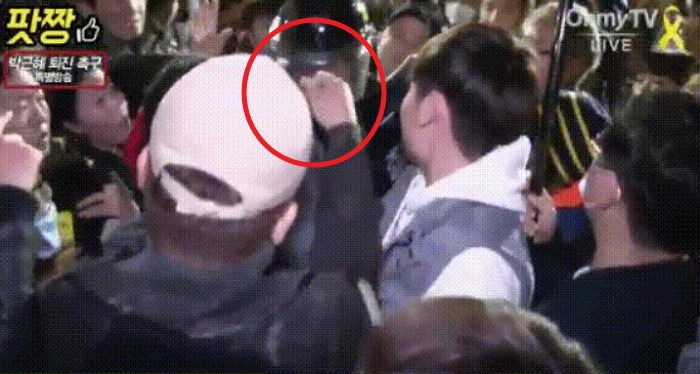 경찰 얼굴 가격한 시위 참가자를 본 시민들은 이렇게 반응했다