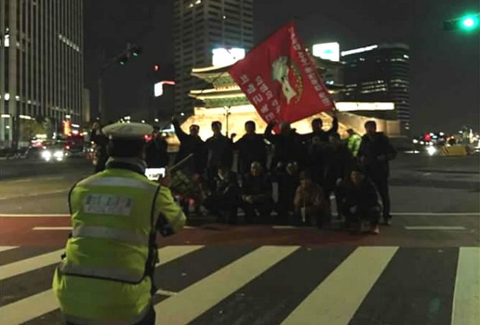 한 장의 사진으로 요약되는 어제 집회 분위기