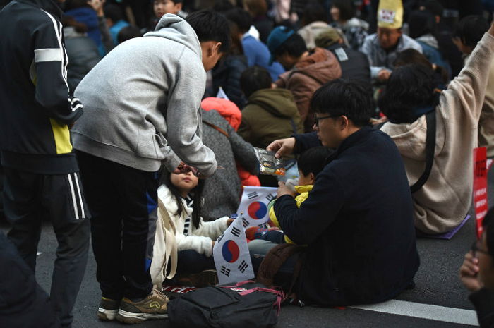 광화문 촛불집회서 포착된 ‘핫팩’ 나눠주는 어린 아이들 (사진)