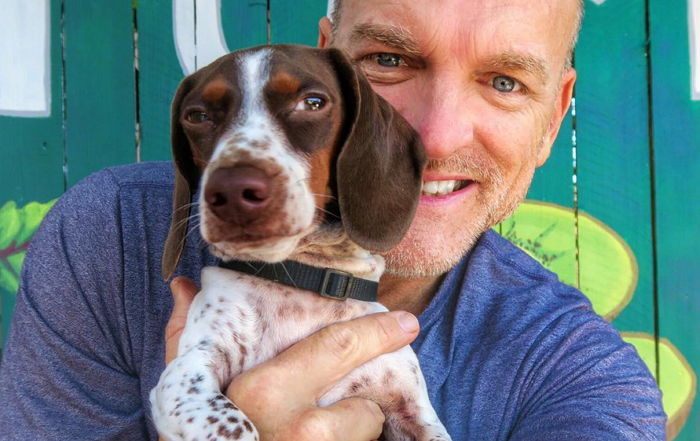 못 걷던 뇌질환 강아지가 입양 후 ‘행복미소’ 되찾았다