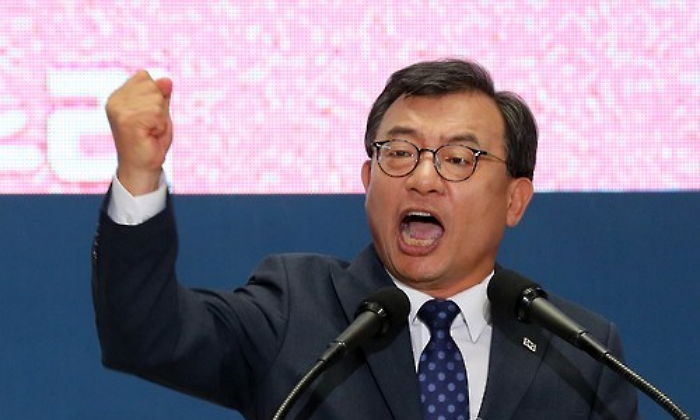 이정현 “인민재판으로 대통령 끌어내리는 배후세력이 누구냐”