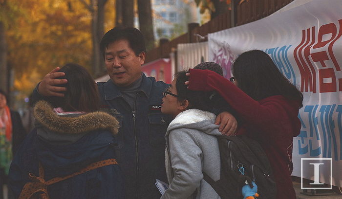 수능 끝나고 엉엉 울며 나온 딸 친구를 꼭 안아준 가족