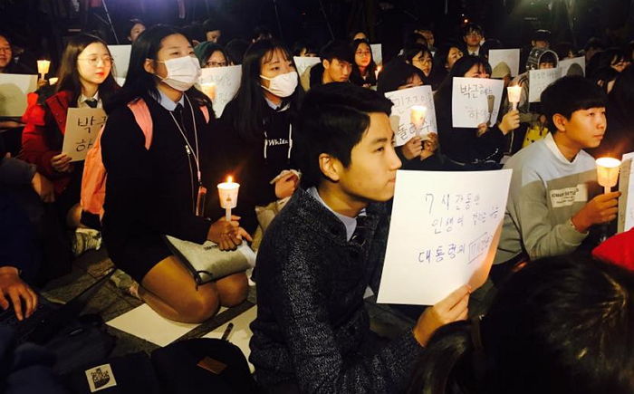 수능 끝나자마자 ‘촛불집회’ 달려온 고3 학생들