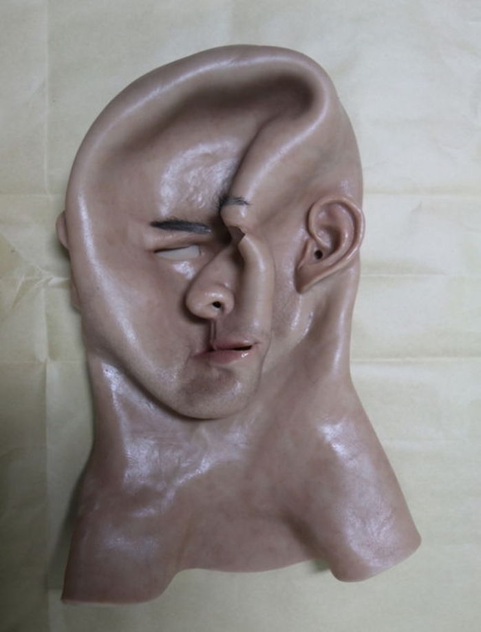 범죄에 사용된 ‘소름돋는’ 사람 얼굴 가면 (사진)