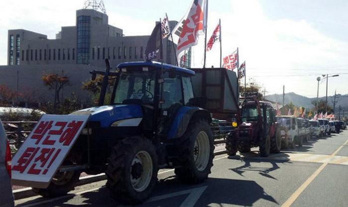 지금 이순간 ‘트랙터’ 끌고 청와대로 오고 있는 농민들 (영상)