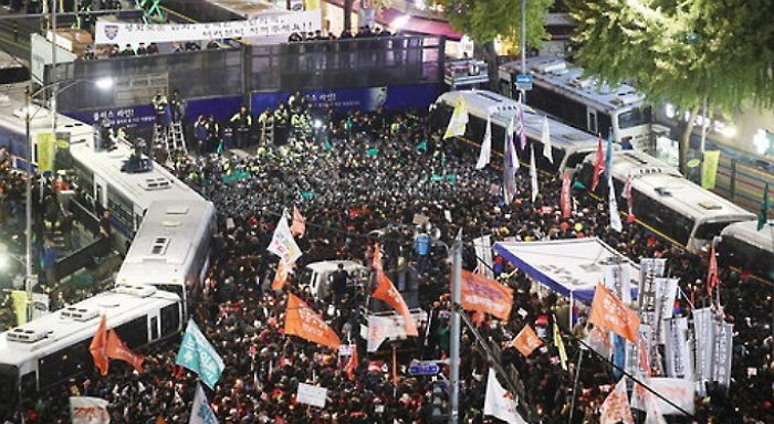 <속보> 법원, 4차 촛불집회 ‘청와대 인근 행진’ 허용