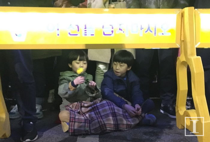 엄마에게 ‘노란 국화꽃’ 건네 받고 하야 외치는 아이들