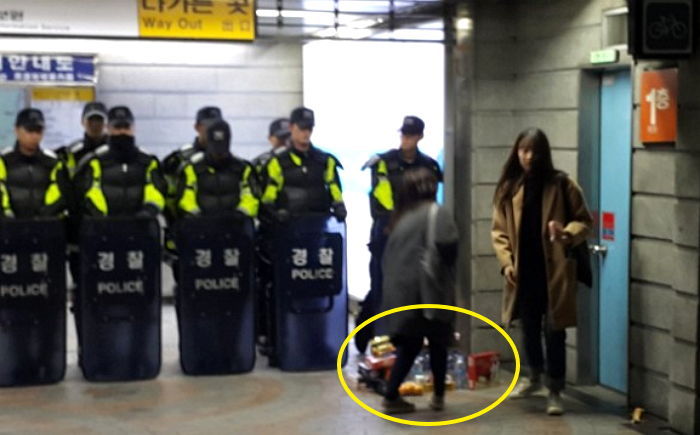 고생하는 의경 위해 간식 놓고가는 시민들