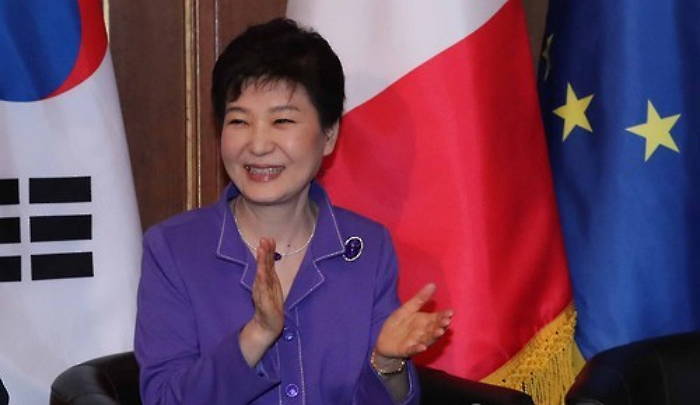 박근혜 대통령, ‘촛불집회’ 청와대서 TV로 시청했다