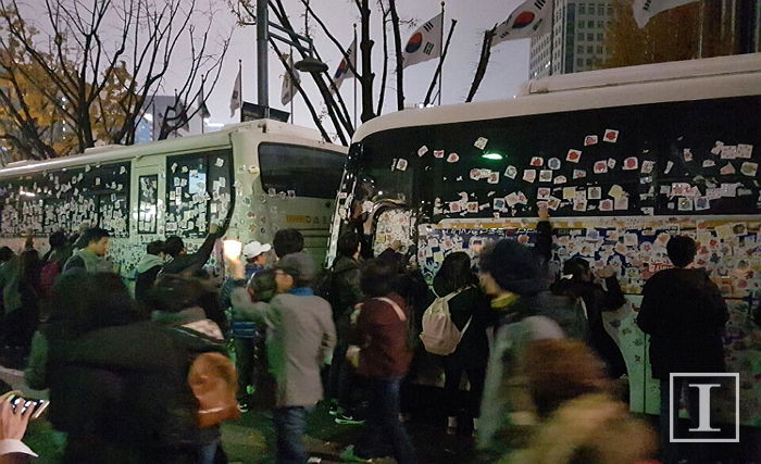 “경찰들도 어쩔 수 없이 나왔잖아요” 차벽 스티커 떼는 시민들