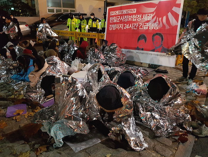 체감온도 영하에 길바닥서 은박지 입고 한일군사협정 반대하는 학생들