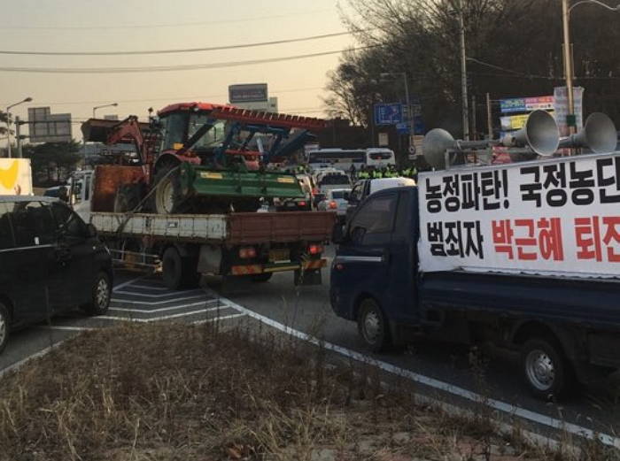 청와대 행진 트랙터 막은 경찰···꽉막힌 고속도로 상황 (사진)