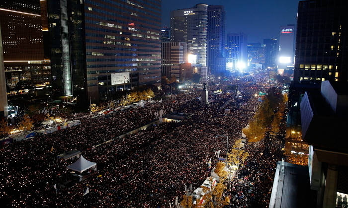 ‘착한’ 촛불집회에 청와대에 앉아 웃고 있는 박근혜