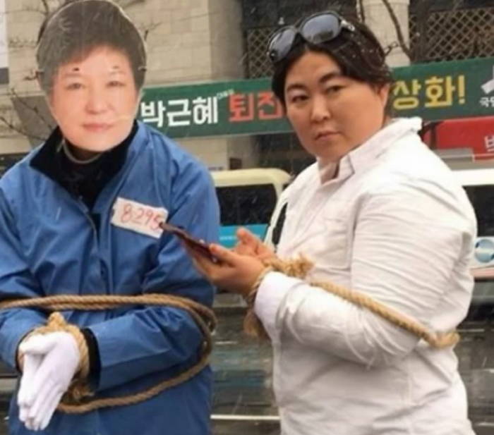 박근혜 대통령과 함께 감옥가는 최순실 패러디한 시민 (사진)