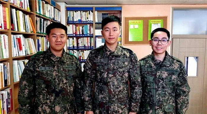 바다 떠내려가다 죽을뻔한 시민 구해준 현역 군인들