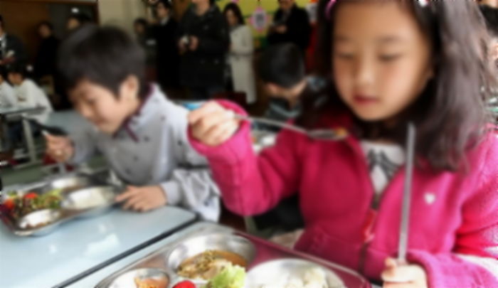 곰팡이 핀 음식 아이들에게 줘 ‘식중독’ 걸리게 한 유치원