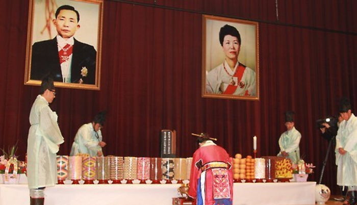 어제자 ‘텅빈’ 박 대통령 육영수 여사 탄신제 현장