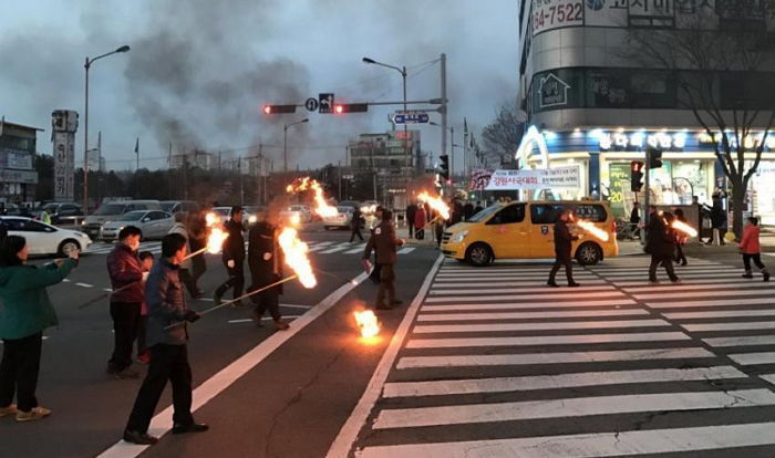 “촛불 꺼진다” 망언한 김진태 잡으려 ‘횃불’ 든 춘천 시민들