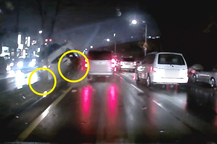 도로 가운데 ‘가로수’ 덕분에 목숨 구한 운전자 (영상)