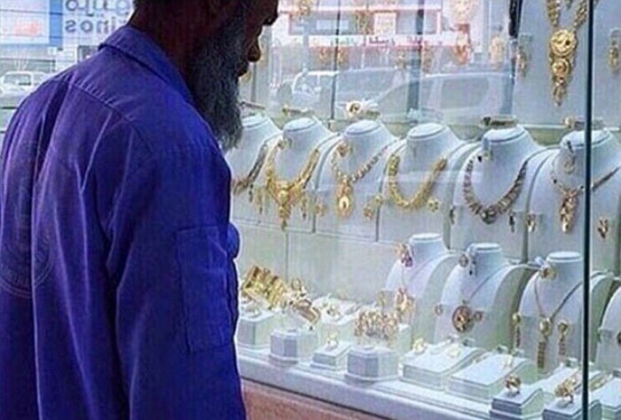 보석가게서 조롱당한 청소부에게 ‘금목걸이’ 선물한 억만장자