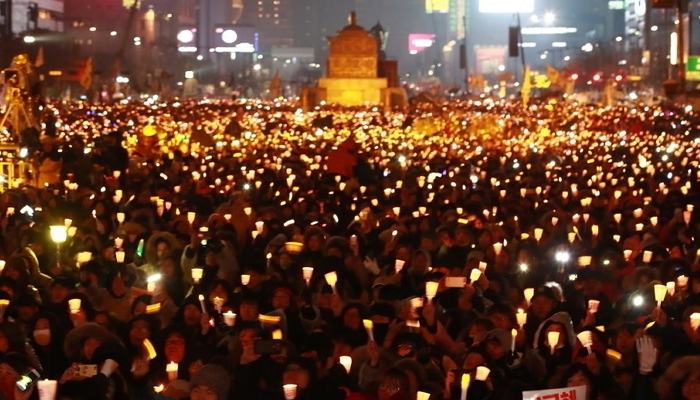 촛불집회 참가자 76%, 월 소득 300만 원 이상