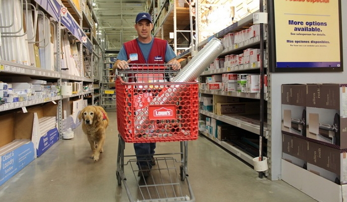 다리 불편한 장애인 위해 ‘도우미견’ 함께 고용한 한 마트