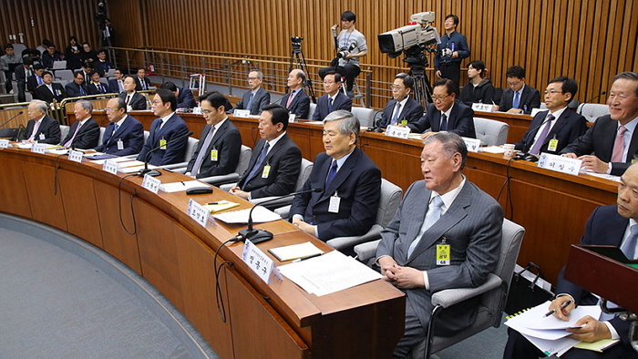 외신 “한국의 정경유착 박정희 때부터 이어진 관행”