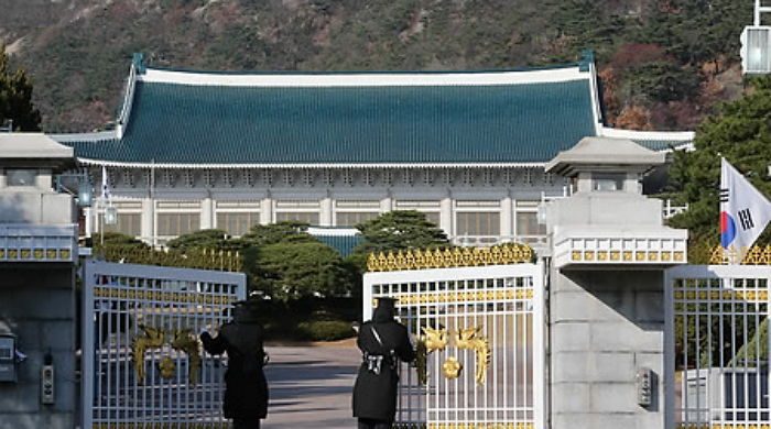 오늘(8일) 오전 청와대로 승용차 돌진…1명 부상