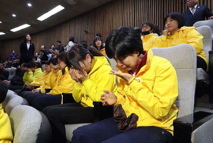 탄핵안 가결되자 눈물 흘리는 세월호 유가족들 사진