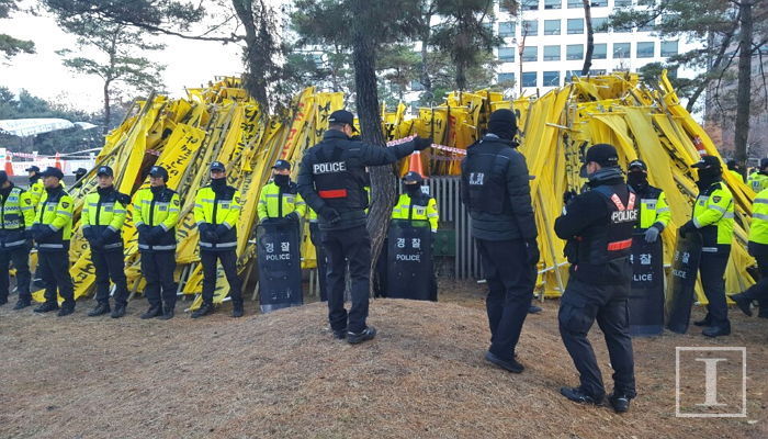 ‘세월호 진상규명’ 만장들고 국회 포위하는 시민들 (영상)
