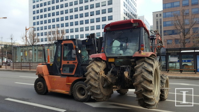 국회의사당 앞 농민 트랙터 ‘강제 견인’한 경찰 (영상)