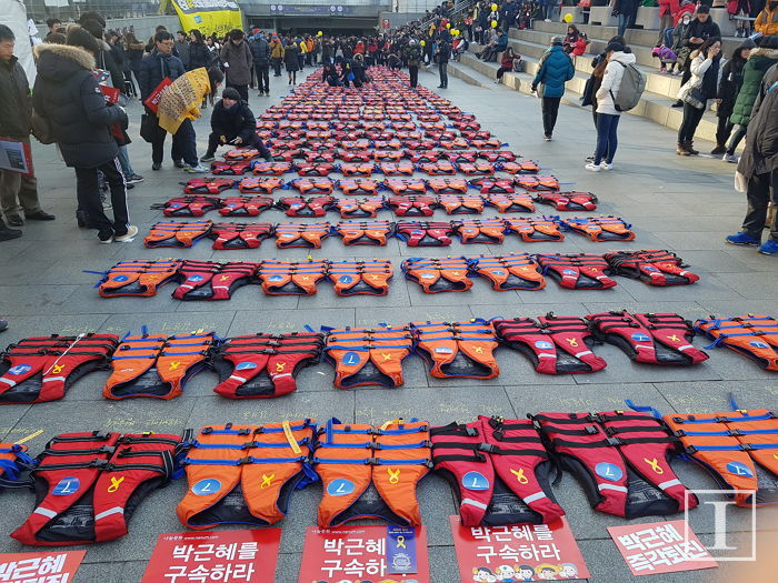 광화문 광장에 등장한 ‘세월호 구명조끼 304개’