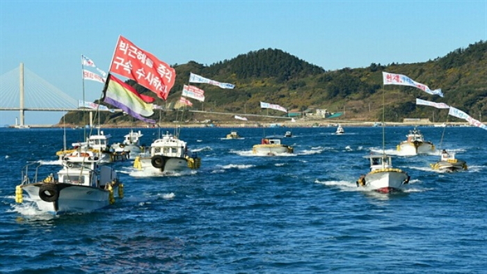 “박근혜 즉각 구속” 해상퍼레이드 펼친 거문도 주민