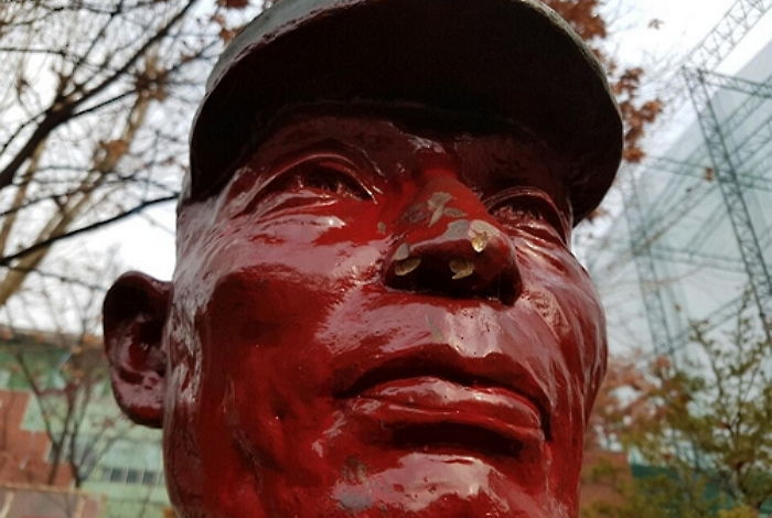 박정희 흉상 붉은색 스프레이로 뿌린 30대 남성이 한 말