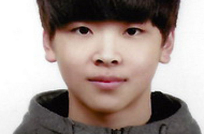 아파트 베란다 난간에 매달린 이웃 주민 구한 고등학생