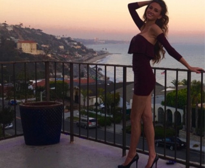 데이트 해주는 대신 ‘공짜’로 세계 여행다니는 여성