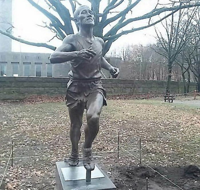 손기정 동상, 80년 전 베를린 마라톤 코스에 서다