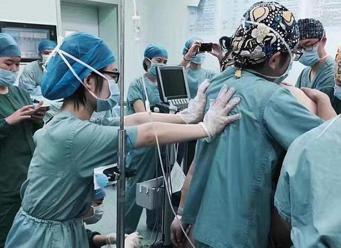 ‘140kg 산모’가 수술실에 도착하자 의사 16명이 뛰어왔다