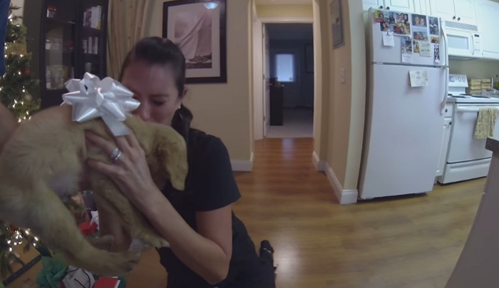 반려견 떠나보낸 아내는 남편이 건넨 선물에 눈물을 터뜨렸다 (영상)