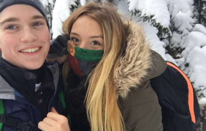 눈 덮인 산에서 조난 당한 남성은 여자친구의 다리를 감싸 안았다