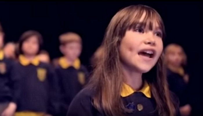 ‘외톨이’ 소녀가 노래를 부르자 관객들은 입을 다물지 못했다 (영상)