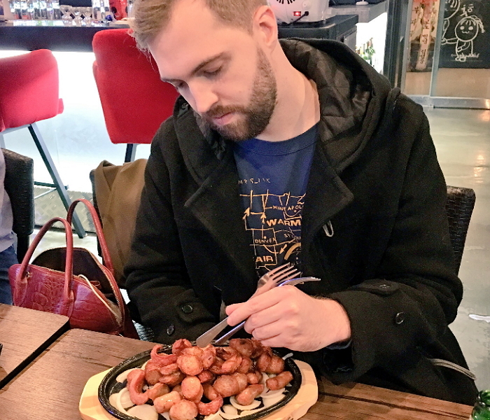 “젓가락 없어서 밥 못먹는다”고 칭얼대는(?) 한국 덕후 미국인