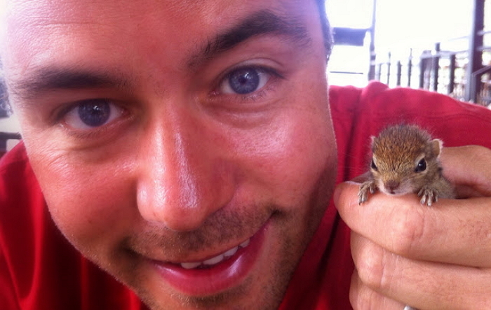 둥지에서 떨어진 ‘아기 다람쥐’ 목숨 구해준 남성