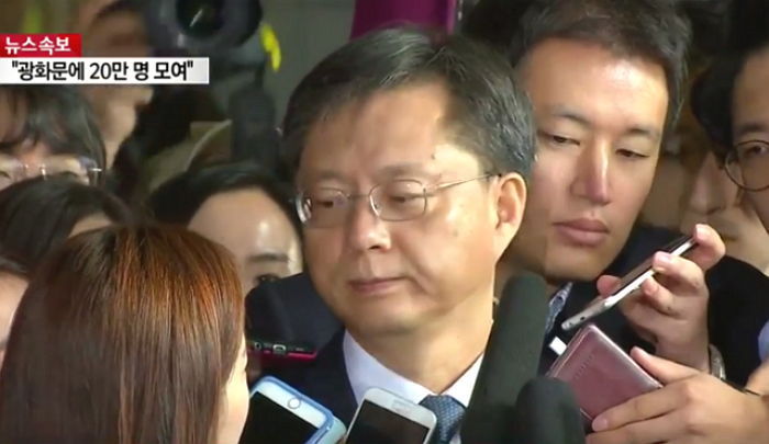 여기자 노려본 우병우 “놀라서 내려다봤다. 당황했다” 변명