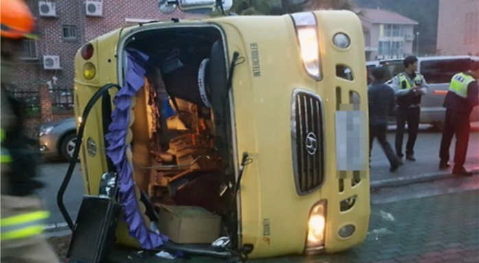 어린이집 버스가 넘어지자 시민들이 달려와 아이들을 구했다