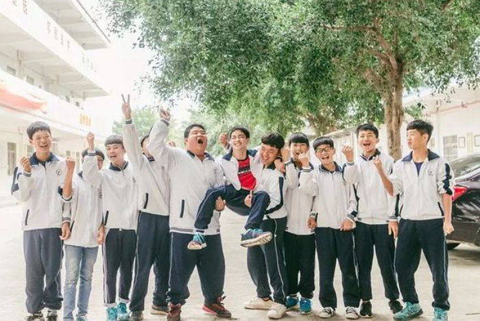 하루종일 ‘뇌성마비’ 소년 안고 다니는 반 친구들