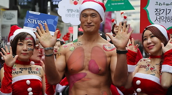 명동 한복판에 등장한 ‘몸짱’ 산타 군단 사진 4장