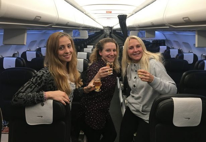 비행기에 ‘셋만’ 탑승해 전용기 기분 낸 친구들