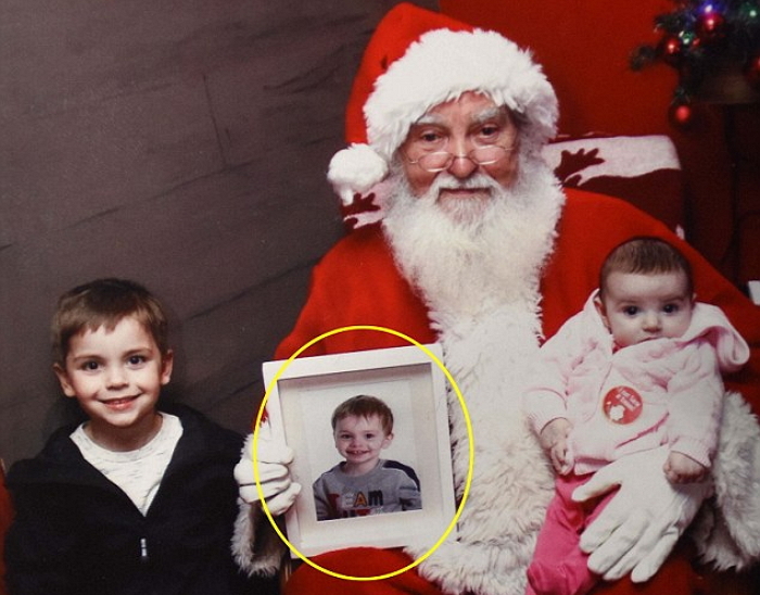 죽기 직전 ‘산타’ 보고싶다던 아들 위해 매년 사진 찍는 엄마