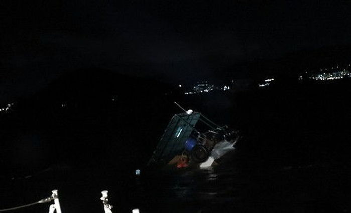 1분만에 침몰한 선박, 다행히 선원 7명 모두 구조됐다